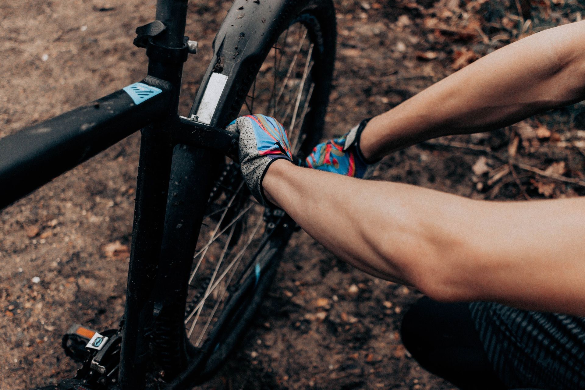 Réparation d'une roue sur le terrain