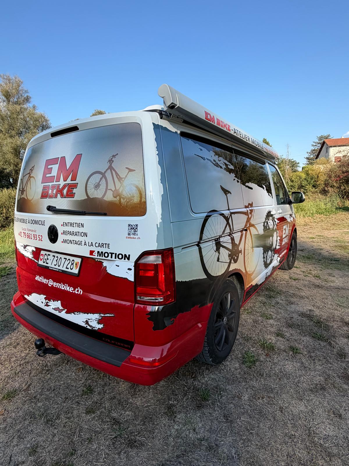 Le bus floqué EM Bike vu de l'arrière